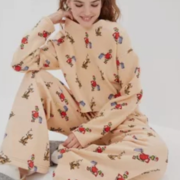 AMERICAN EAGLE Lounge Set Fleece Cropped Sweatshirt + Pants Grinch Print PJ XS - Picture 3 of 9